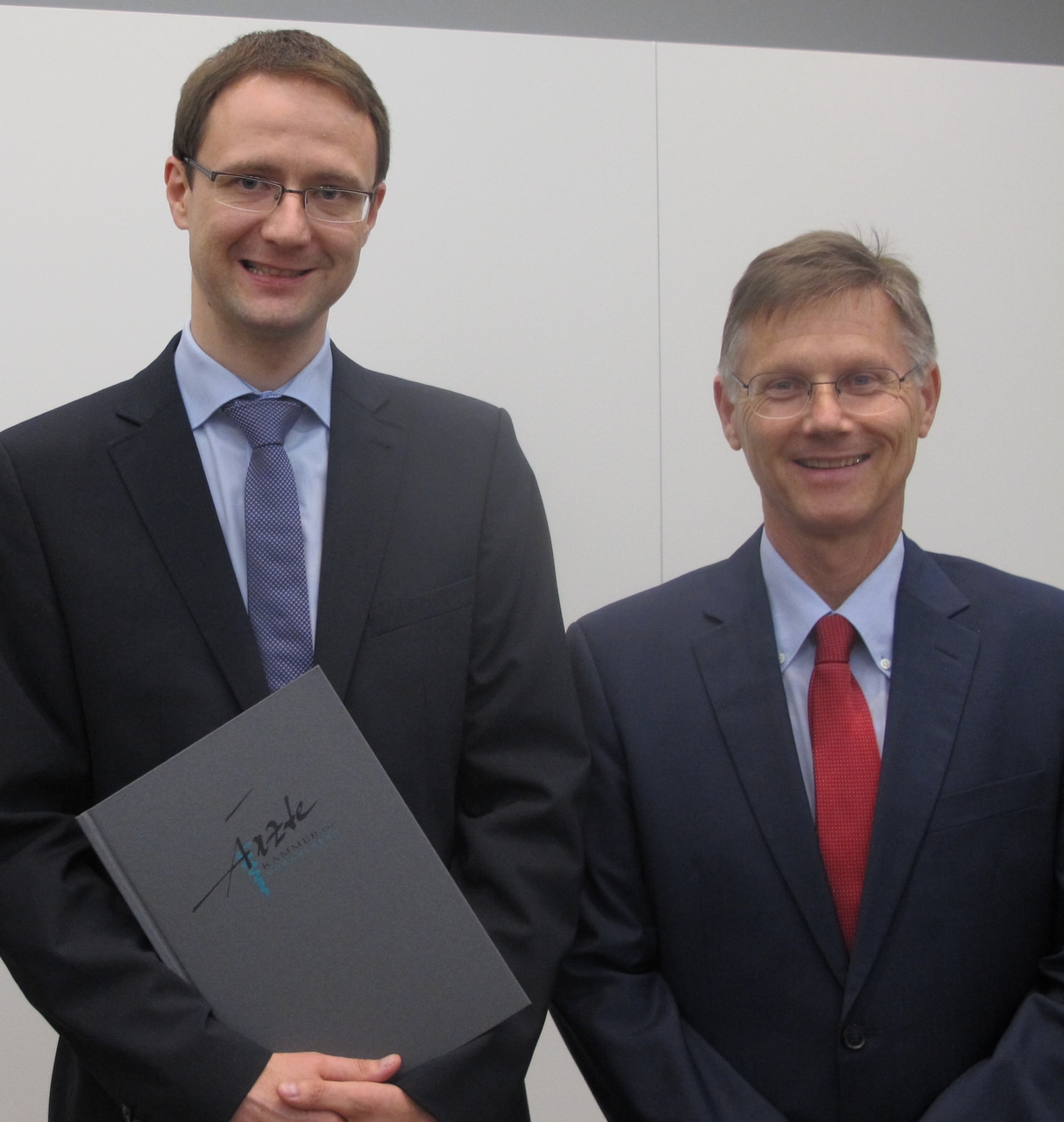 Der Preisträger Dr. Klaus Gasser (li.) mit dem Präsidenten der Vorarlberger Ärztekammer MR Dr. Michael Jonas (re.) 
