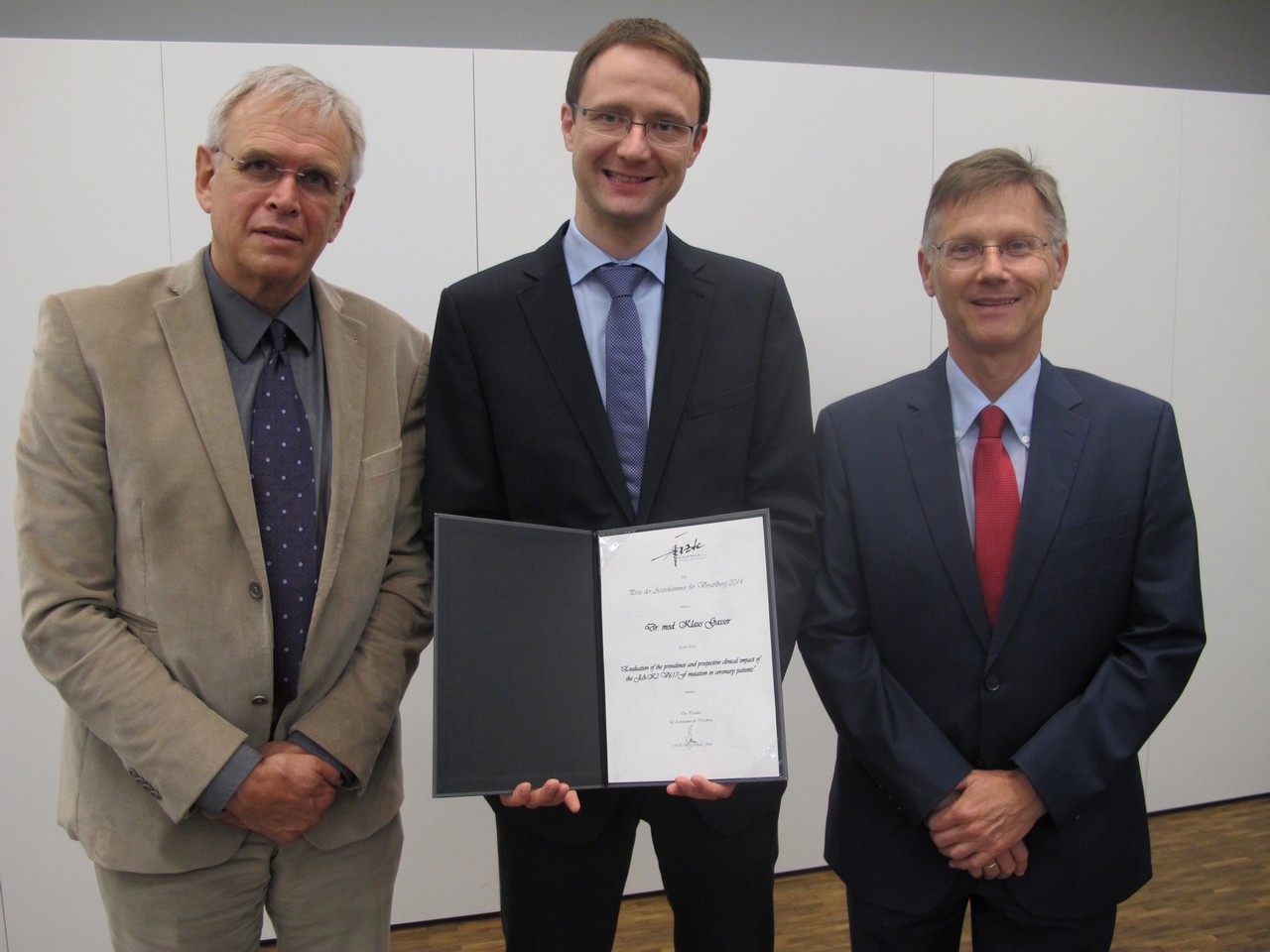Der Preisträger Dr. Klaus Gasser (mitte)) mit Präsident MR Dr. Michael Jonas (re.) und Laudator OA Dr. Alois Lang (li.)