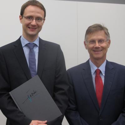 Der Preisträger Dr. Klaus Gasser (li.) mit dem Präsidenten der Vorarlberger Ärztekammer MR Dr. Michael Jonas (re.) 