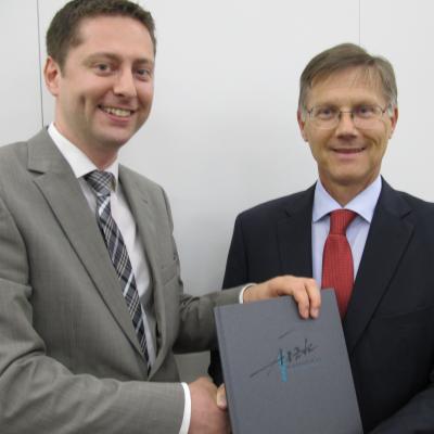 Der Preisträger Dr. Alexander Vonbank (li.) mit dem Präsidenten der Vorarlberger Ärztekammer MR Dr. Michael Jonas (re.) 
